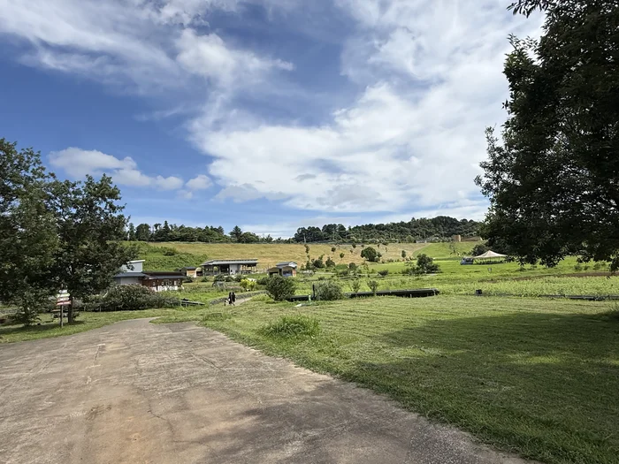画像 木々と畑の間を通るKURKKU FIELDSの園路