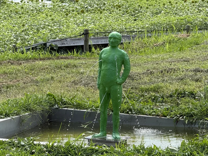 画像 水が流れる場所に立つファブリス・イベール「ベシーヌの人」