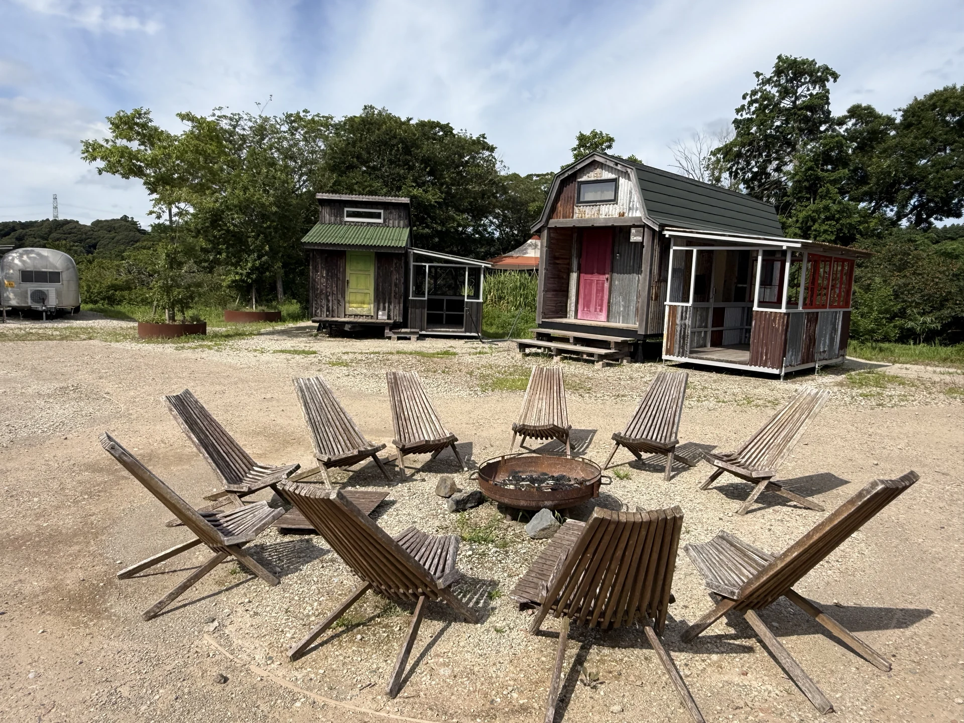 画像 小さな建物と焚き火スペースが並ぶTINY HOUSE VILLAGE