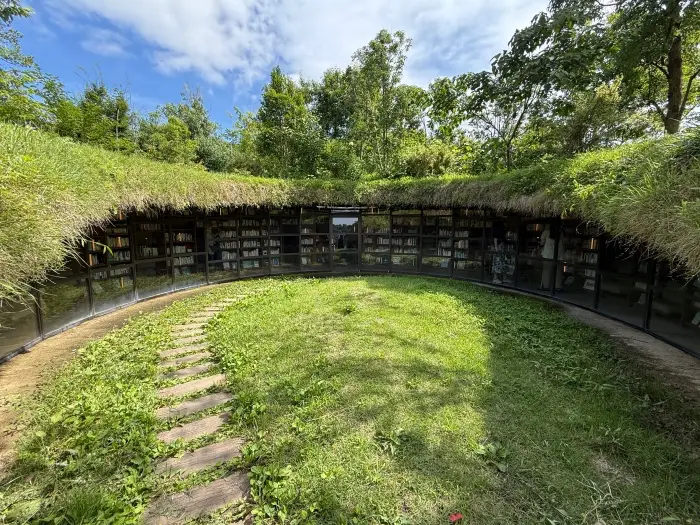 画像 草に覆われたKURKKU FIELDSの地中図書館入口