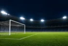 ナイター照明のサッカースタジアム、緑の芝生とゴールポスト
