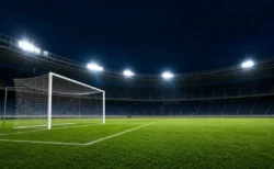 ナイター照明のサッカースタジアム、緑の芝生とゴールポスト
