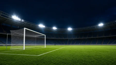 ナイター照明のサッカースタジアム、緑の芝生とゴールポスト