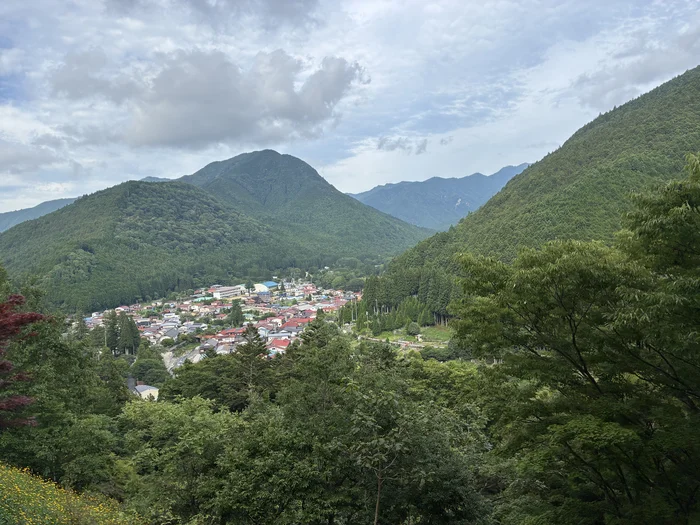 面不動鍾乳洞の山上から見下ろした洞川温泉街と周囲の山々