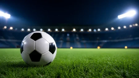 ナイター照明のスタジアムに置かれたサッカーボール