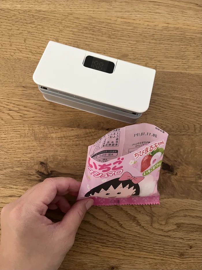 開封したお菓子の袋とミニヒートシーラー本体を並べたところ
