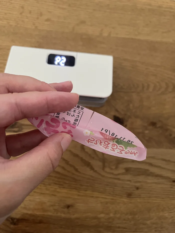 密封後のお菓子の袋。圧着された部分が一直線になっている