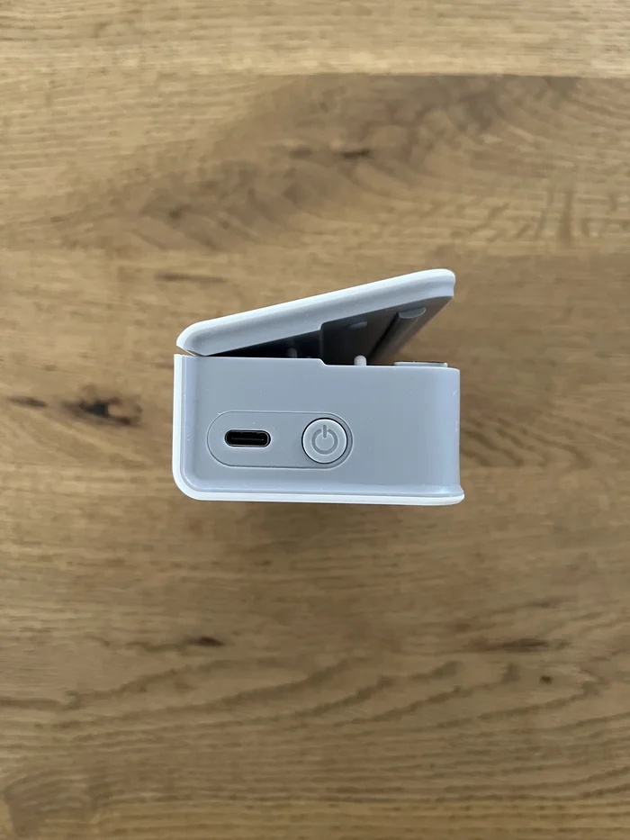 ミニヒートシーラーの左側面。電源ボタンとType-C充電端子が並んでいる