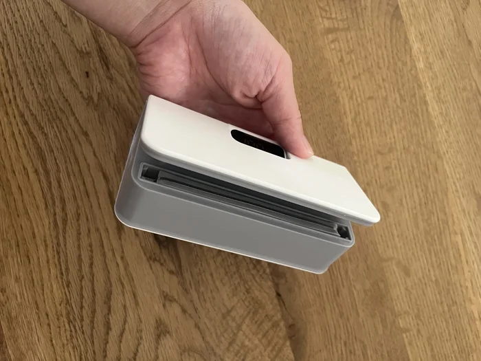 ミニヒートシーラーを開いた状態。挟む部分にライン状のヒートワイヤーが見える