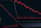 株価チャートが下落する画面のクローズアップイメージ