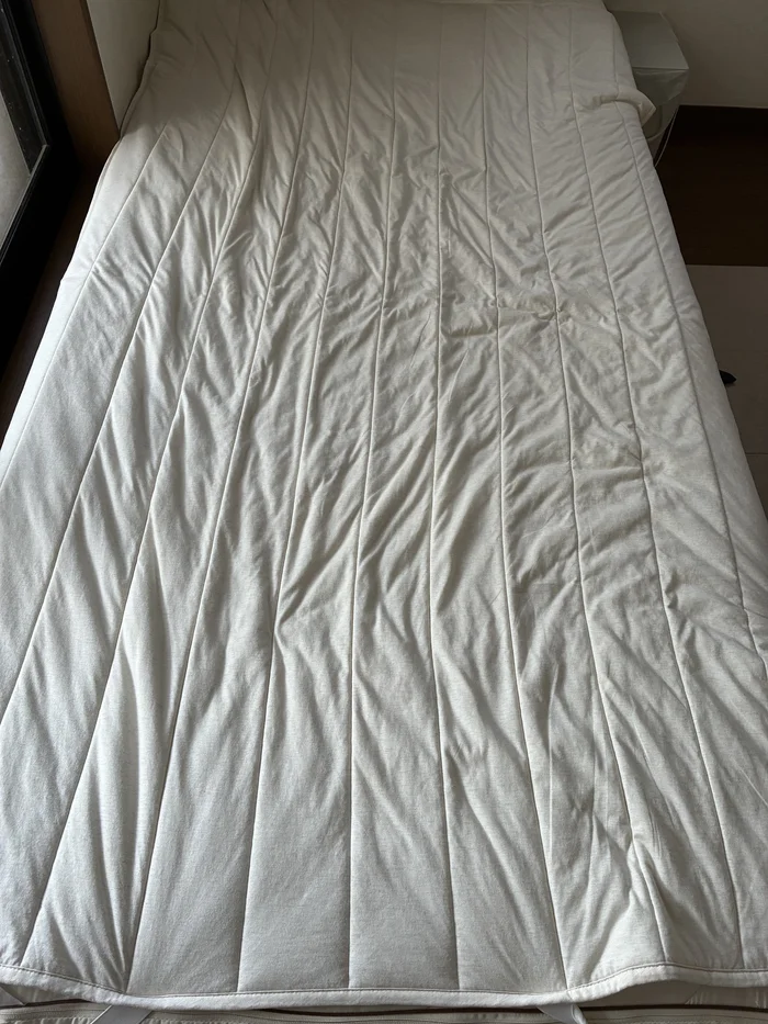 ベッドに敷いた無印良品のひんやり綿 敷パッドの全体