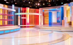 テレビ番組のスタジオセットと照明、明るく華やかなステージの情景