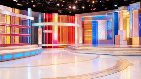 テレビ番組のスタジオセットと照明、明るく華やかなステージの情景