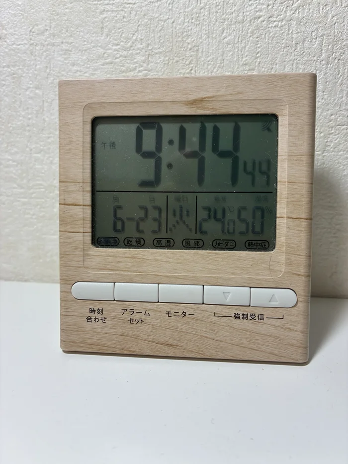 ニトリのデジタル時計トロンを正面から見たところ