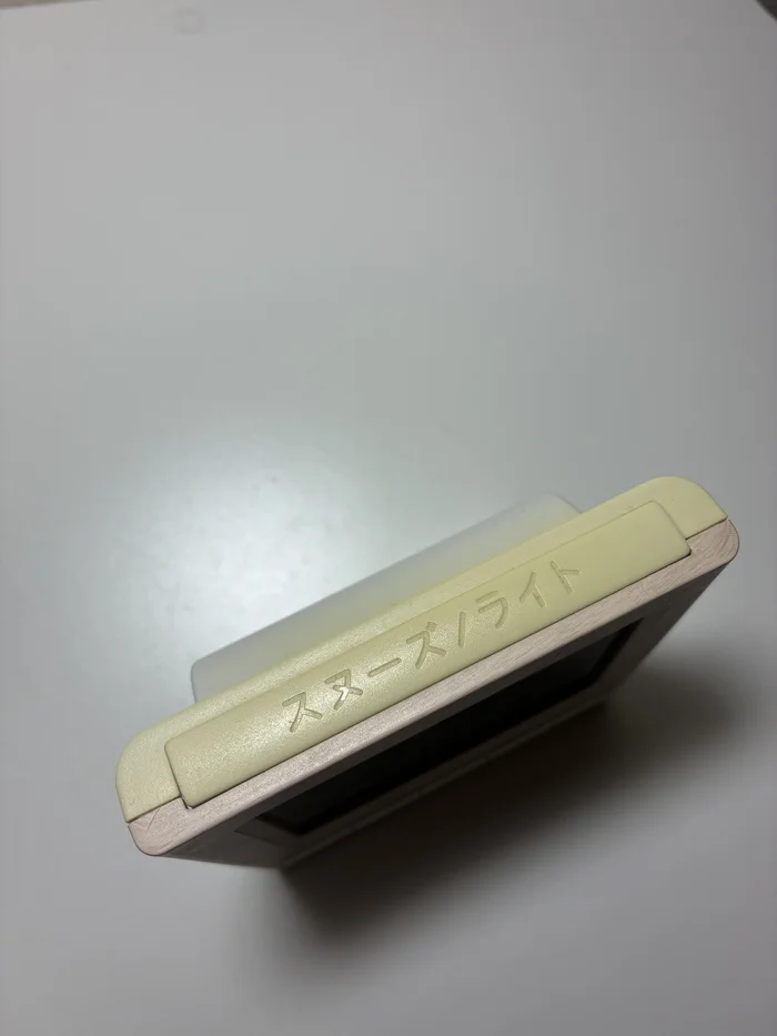 本体上部にあるスヌーズとライトを兼ねたバー状のボタン