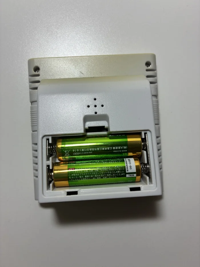 裏側の電池ボックスに単3形乾電池が2本セットされている様子