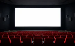 誰もいない映画館の客席と光るスクリーン