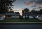 夕暮れのアメリカ郊外に並ぶ隣り合う2軒の住宅