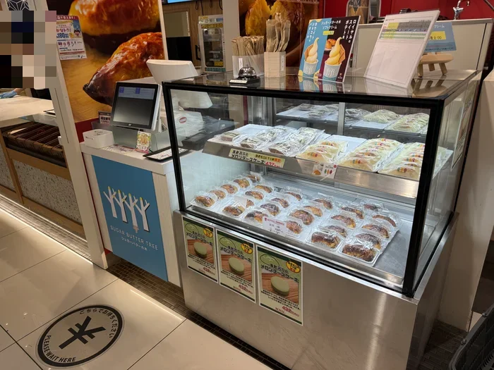 ROYAL sweetsのスイートポテトや限定菓子が並ぶショーケース