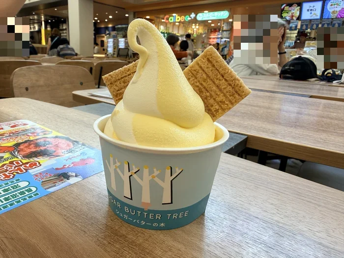 カップに盛られたシュガーバターの木ソフトクリームの正面