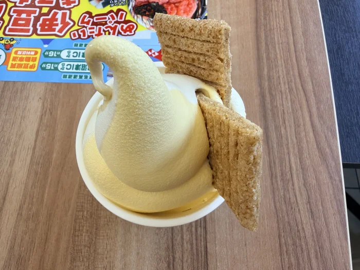シュガーバターの木ソフトクリームと2枚のシリアル生地を上から見た様子