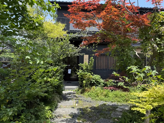 庭から見た茶房空花の外観