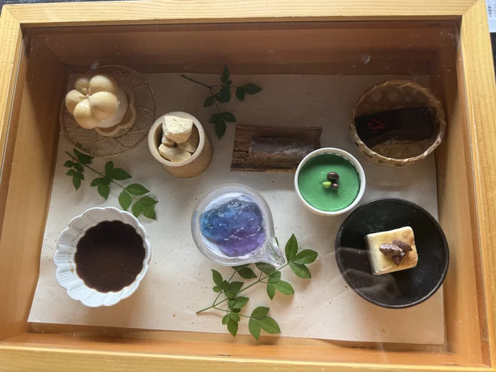 木箱に並ぶ茶房空花のデザート見本