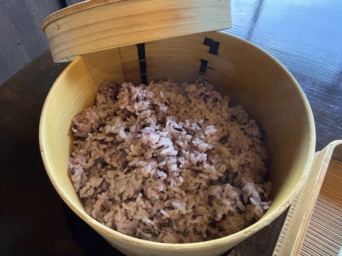 茶房空花の土鍋に入った黒米ご飯