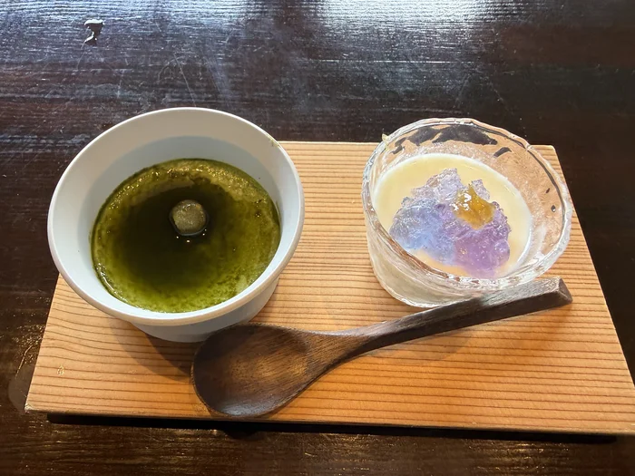 紫陽花を思わせるジュレと抹茶のデザート