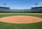 デーゲームの野球スタジアム、マウンドを中心とした写実的な情景