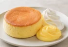 スフレパンケーキにホイップクリームとカスタードクリームを添えた新作スイーツのイメージ
