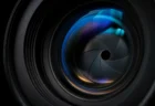 カメラレンズを至近距離で写した写実的なマクロ写真、絞り羽根に光が反射する情景