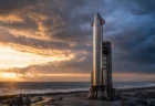 海沿いの発射台に立つ大型ロケットのイメージ