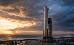 海沿いの発射台に立つ大型ロケットのイメージ