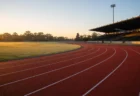 朝の陸上競技場のトラックのイメージ