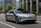 自動運転センサーを搭載した車両が都市部の道路を走行するイメージ