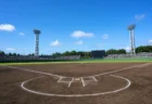 夏の高校野球球場、内野ダイヤモンドと青空、遠景の応援スタンド