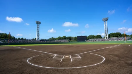 夏の高校野球球場、内野ダイヤモンドと青空、遠景の応援スタンド