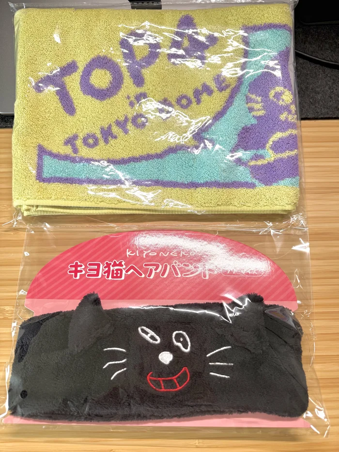 画像 TOP4のイベントタオルとキヨ猫ヘアバンドのグッズ一式