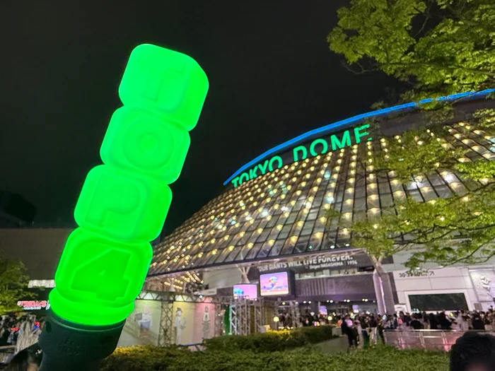 画像 緑色に光るTOP4のペンライトと夜の東京ドーム