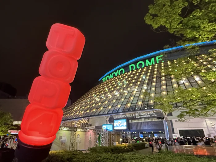 画像 赤色に光るTOP4のペンライトと夜の東京ドーム