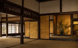 金箔の屏風と畳敷きの書院造りの座敷、障子から差し込む光と床の間の花