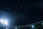 プロ野球ナイターで本塁打の打球が夜空へ舞い上がる写真