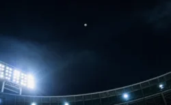 プロ野球ナイターで本塁打の打球が夜空へ舞い上がる写真