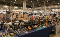大型展示ホールに色とりどりのガレージキットやフィギュアが並ぶ即売会ブース