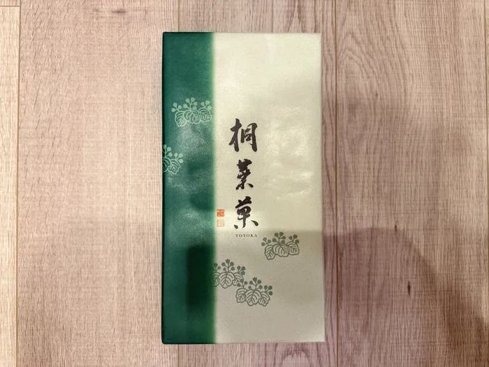 画像 やまだ屋の桐葉菓の化粧箱を正面から見たところ