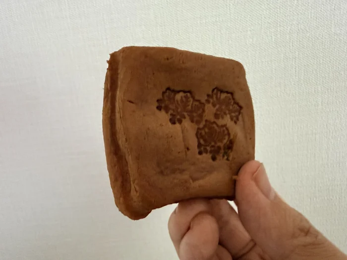 画像 桐葉菓の本体。表面に葉の焼印が3つ押されている