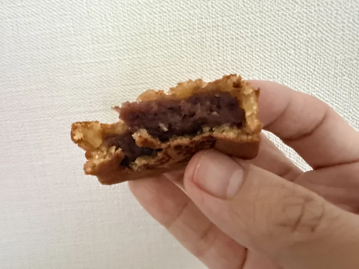 画像 桐葉菓を半分に割った断面。もち粉生地の中に合わせ餡が詰まっている