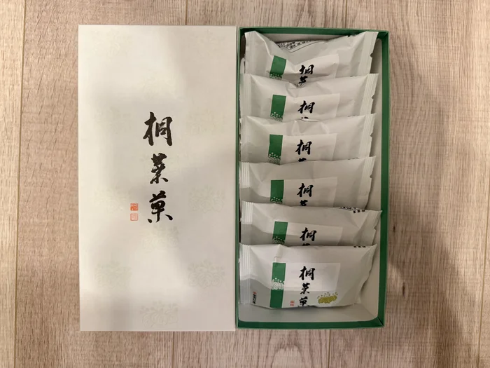 画像 桐葉菓の箱を開けたところ。個包装が箱にずらりと並んでいる