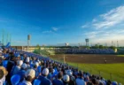 夕方の高校野球場、三塁側アルプススタンドの応援風景